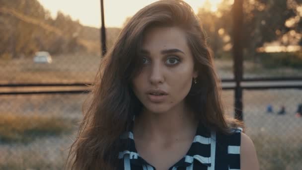 Portret van mooi meisje model op zonsondergang zomer achtergrond — Stockvideo