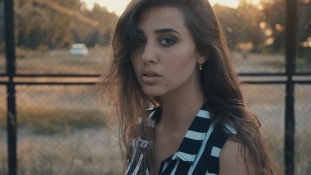 Portré gyönyörű lány modell naplemente nyári háttér — Stock videók