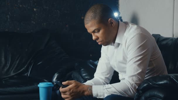 Homme d'affaires occupé utilisant le téléphone portable dans le café . — Video