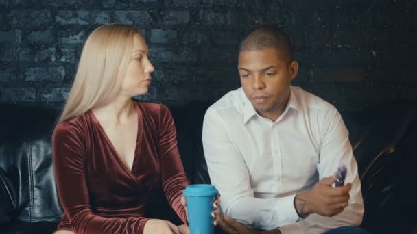 Multiraciale paar praten in koffiehuis, man roken Vape en vrouw koffie drinken in restoraunt, diverse mensen onderhandelen tijdens een vergadering in café — Stockvideo