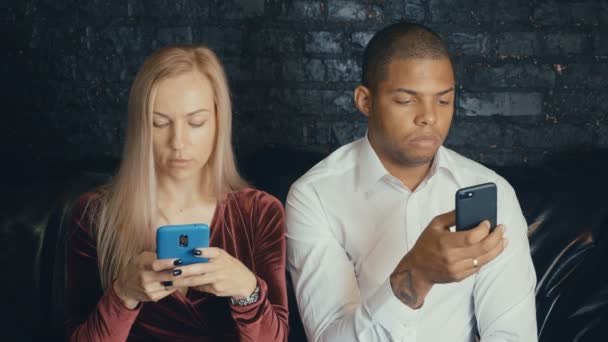 Multi-étnico multirracial pareja ocupada usando smarkphone en la cafetería o cafetería . — Vídeos de Stock