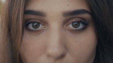 Kameraya bakan güzel genç kadın esmer modelin yakın çekim gözleri. Büyük gözlü kız.