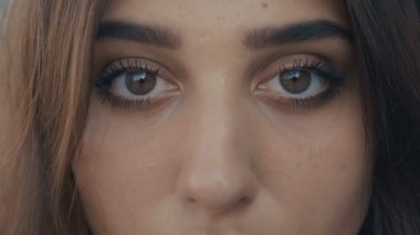 Kameraya bakan güzel genç kadın esmer modelin yakın çekim gözleri. Büyük gözlü kız.