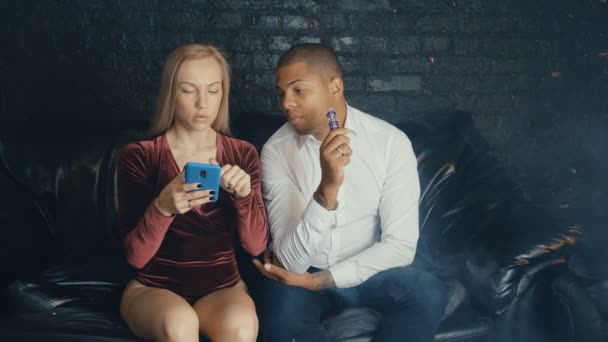 Multirasový pár, který mluví v kavárně, kouří vopice a ženy popíjí kávu v restaurantě, různorodé lidi vyjednávající na schůzce v kavárně — Stock video
