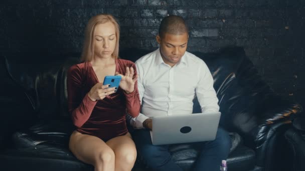 Couple multi-ethnique multiracial occupé utilisant smarkphone et ordinateur portable au café ou au café . — Video