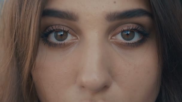 Close-up occhi di bella giovane donna bruna modello guardando la fotocamera. Ragazza con grandi occhi . — Video Stock