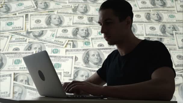 Ο άνθρωπος διπλής έκθεσης χρησιμοποιεί ένα φορητό υπολογιστή για να κάνει χρήματα. Έννοιες της σύγχρονης επιχειρηματικής δραστηριότητας — Αρχείο Βίντεο