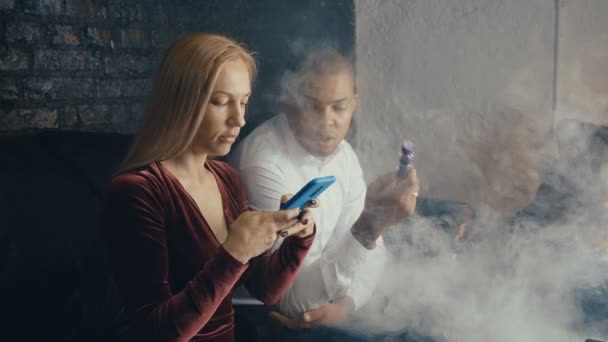 Kahvehanede konuşan çok ırklı çift, vape içen adam ve restoraunt'ta kahve içen kadın, kafede buluşmada pazarlık eden farklı insanlar — Stok video