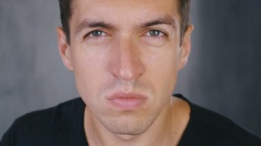 Adam Korkunç Bir Şey Görünce Şok Oldu. Şok, Sersemlemiş Adam