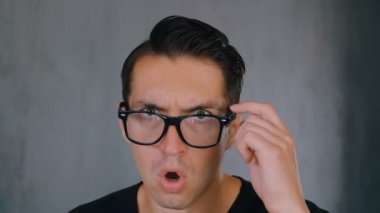 Şok ve Sürpriz Adam gözlüklerini çıkarır ve sürpriz kameraya bakar.