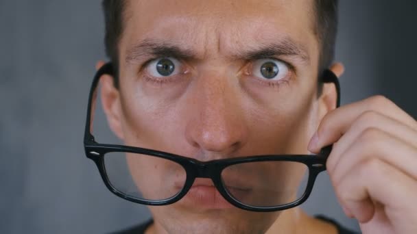 Close Up Shocked and Surprised Man si toglie gli occhiali e guarda la fotocamera in sorpresa . — Video Stock