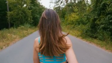 Yaz parkında Genç kadın koşucu eğitim geri görünümü. Fitness kız açık koşu. Sabah çalışan kavramı.