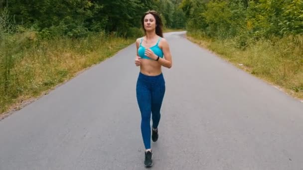 夏の森や公園で走る魅力的な若い女性。屋外ジョギングの女の子。カーディオラン — ストック動画