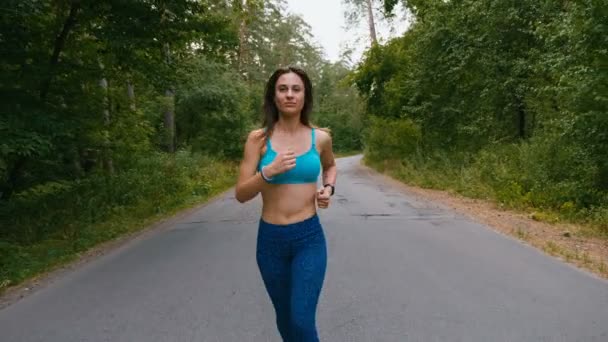 Jonge vrouw runner training in zomerpark. Fitness meisje joggen buiten. Ochtend Running concept. — Stockvideo