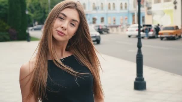 Twarz jasnobrązowe włosy młoda kobieta patrząc na aparat Steadicam strzał. Portret piękna kobieta na miejskie miasto tło ulicy. — Wideo stockowe