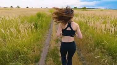 Uygun kadın jogging koşu egzersiz kardiyo açık yaz alanında. Egzersiz kadın Runner. Arka görünüm