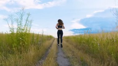 Uygun kadın jogging koşu egzersiz kardiyo açık yaz alanında. Egzersiz kadın Runner.