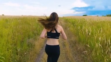 Uygun kadın jogging koşu egzersiz kardiyo açık yaz alanında. Egzersiz kadın Runner.