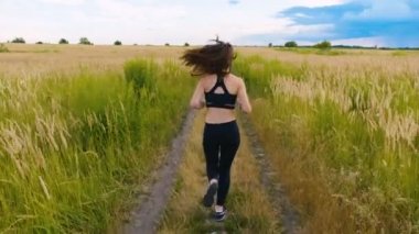 Uygun kadın jogging koşu egzersiz kardiyo açık yaz alanında. Egzersiz kadın Runner.