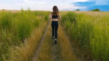 Uygun kadın jogging koşu egzersiz kardiyo açık yaz alanında. Egzersiz kadın Runner. Arka görünüm