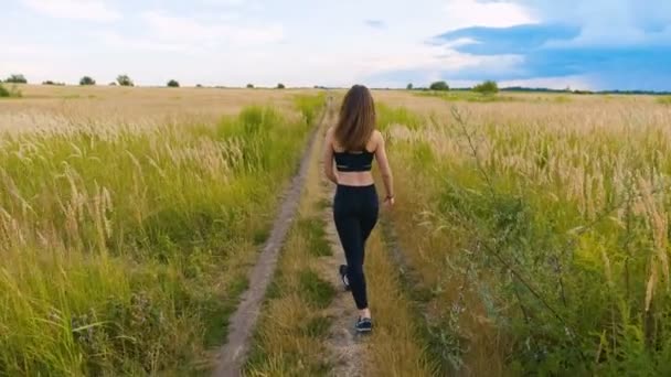 Güzel alanda kırsal yolda yürüyüş atletizm genç kadın. Açık havada Fitness. steadicam ile vurdu — Stok video
