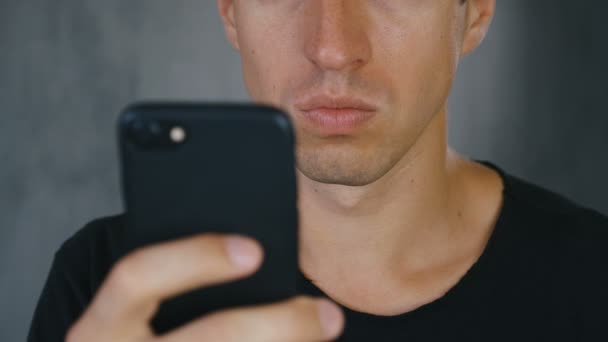 L'homme a été choqué par le mauvais message qu'il a lu sur son smartphone. Gros plan Homme choqué et stupéfait . — Video