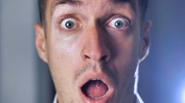 Yakın çekim adam beklenmeyen şok ve sürpriz.