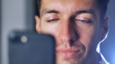 Şaşırtıcı adam onun akıllı telefon beklenmedik haber okuma yakın çekim portre