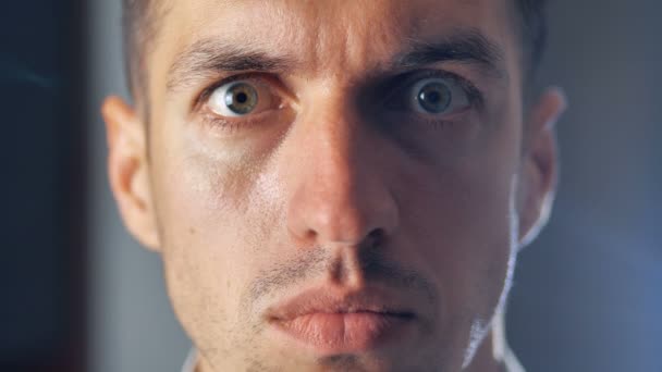 Close-up man onverwacht geschokt en verrast. — Stockvideo