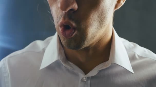 Close-up de empresário em vaping um cigarro eletrônico . — Vídeo de Stock