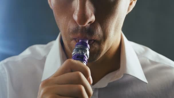 전자 담배를 vaping에 사업가의 클로즈업. — 비디오