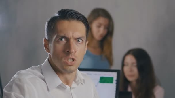 Porträt eines wütenden Geschäftsmannes am Arbeitsplatz im Büro. Mann zeigt Angst, Wut und Frustration im Arbeitstag im Büro. — Stockvideo