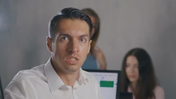 Retrato del hombre de negocios enojado gritando en el lugar de trabajo en la oficina. Hombre mostrando miedo, rabia y frustración en la jornada laboral en la oficina . — Vídeos de Stock