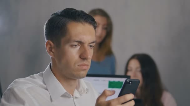 Uomo d'affari confuso utilizzando smartphone in ufficio. Situazione scioccante. L'uomo prova disgusto per quello che ha visto nello smartphone. Cattive notizie . — Video Stock