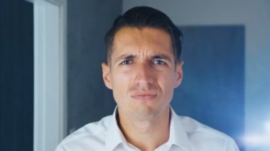Yüz palmiyesi yapan şoka girmiş adamın portresi. Tatsız sürpriz işadamı. Hayal kırıklığı, utanç ve utanç kavramı.