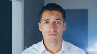 Yüz palmiyesi yapan şoka girmiş adamın portresi. Tatsız sürpriz işadamı. Hayal kırıklığı, utanç ve utanç kavramı.