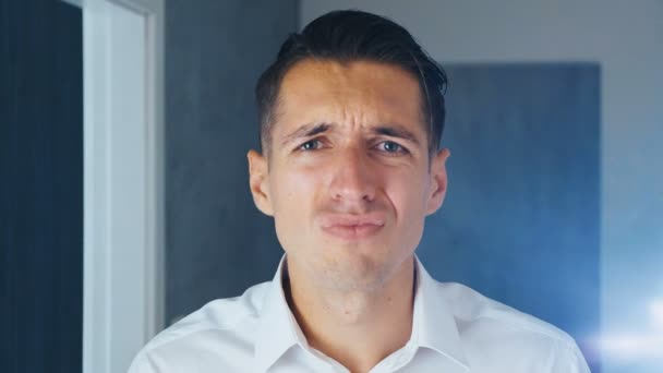 Portret van geschokt man doen Facepalm. Het concept van teleurstelling, schaamte en verlegenheid. — Stockvideo