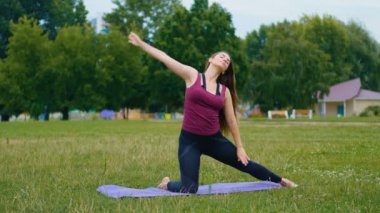Genç güzel kadın açık havada yoga yapıyor. Sağlıklı yaşam konsepti. Sakinlik ve rahatlama, kadın mutluluğu.