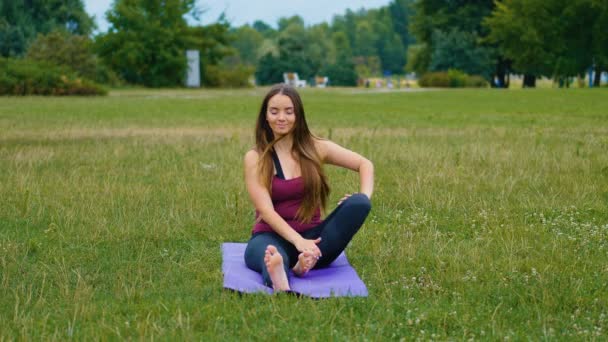 Joven hermosa mujer practicando yoga al aire libre. Concepto de bienestar. Tranquilidad y relax, felicidad de la mujer . — Vídeos de Stock