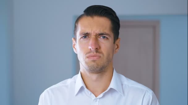 Retrato del hombre sorprendido haciendo facepalm. Un empresario desagradablemente sorprendido. Concepto de decepción, vergüenza y vergüenza . — Vídeo de stock