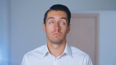 Yüz palmiyesi yapan şoka girmiş adamın portresi. Tatsız sürpriz işadamı. Hayal kırıklığı, utanç ve utanç kavramı.