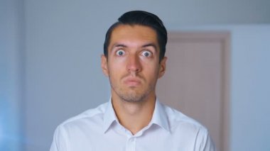 Yüz palmiyesi yapan şoka girmiş adamın portresi. Tatsız sürpriz işadamı. Hayal kırıklığı, utanç ve utanç kavramı.