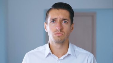 Yüz palmiyesi yapan şoka girmiş adamın portresi. Tatsız sürpriz işadamı. Hayal kırıklığı, utanç ve utanç kavramı.