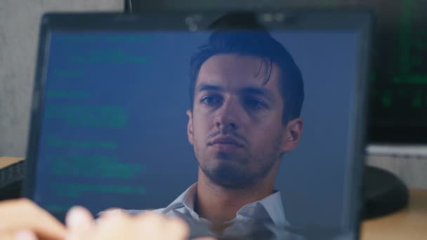 Doble exposición Shot of Man Hacker Programador en gafas que trabajan en un ordenador portátil. Reflexión en monitor: Desarrollador escribe código azul y y beber café sabroso . — Vídeos de Stock