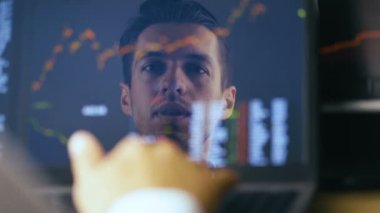 Çift pozlama: Laptop çalışan adam ve hisse senedi piyasasını kontrol eder. Monitörde Yansıma: Başarılı İşadamı Ofiste Bir Laptop Üzerinde Çalışan ve Lezzetli Kahve İçme.