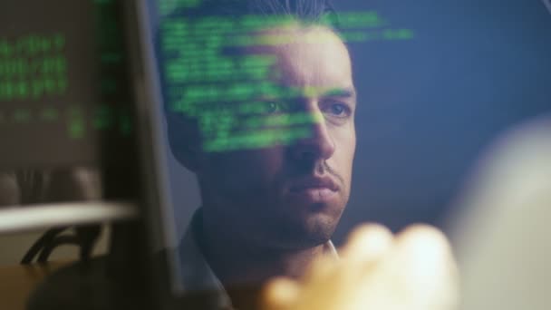 Double Exposure Shot of Man Hacker Programmer trabalhando em um laptop. Reflexão no monitor: Desenvolvedor escreve código verde . — Vídeo de Stock