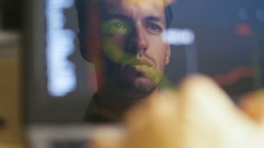 Çift pozlama: Laptop çalışan adam ve hisse senedi piyasasını kontrol eder. Monitörde Yansıma: Başarılı İşadamı Ofiste Bir Laptop Üzerinde Çalışan ve Lezzetli Kahve İçme.