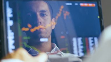 Çift pozlama: Laptop çalışan adam ve hisse senedi piyasasını kontrol eder. Monitörde Yansıma: Başarılı İşadamı Ofiste Bir Laptop Üzerinde Çalışan ve Lezzetli Kahve İçme.