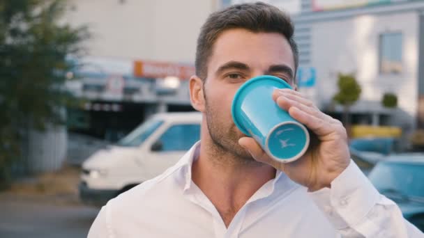 Портрет успешного бизнесмена, пьющего вкусный кофе в городской жизни. Красивый работник смотрит в камеру . — стоковое видео