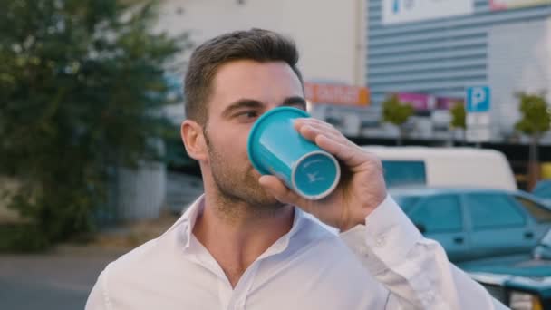 Portret przystojnego człowieka picie pysznej kawy w miejskim Urban Lifestyle. Udany pracownik biznesmen patrząc na kamerę. — Wideo stockowe
